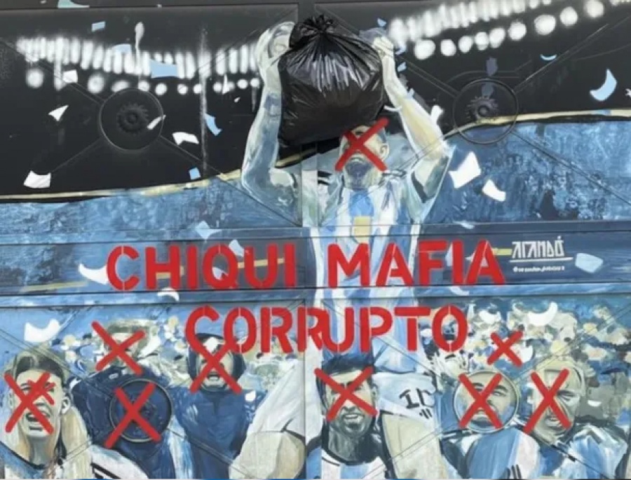 ESCRACHAN MURALES DE LA SELECCIÓN ARGENTINA EN RECHAZO AL CHIQUI TAPIA