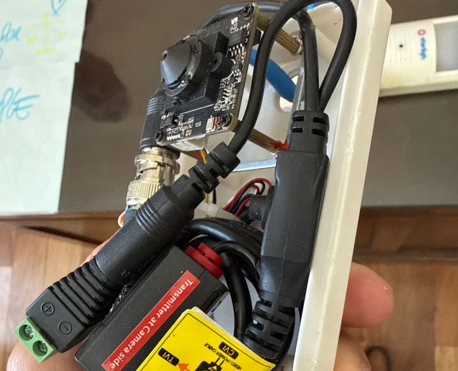 HALLAN MICRÓFONOS Y CÁMARAS OCULTAS EN EL DESPACHO DEL GOBERNADOR DE ENTRE RÍOS